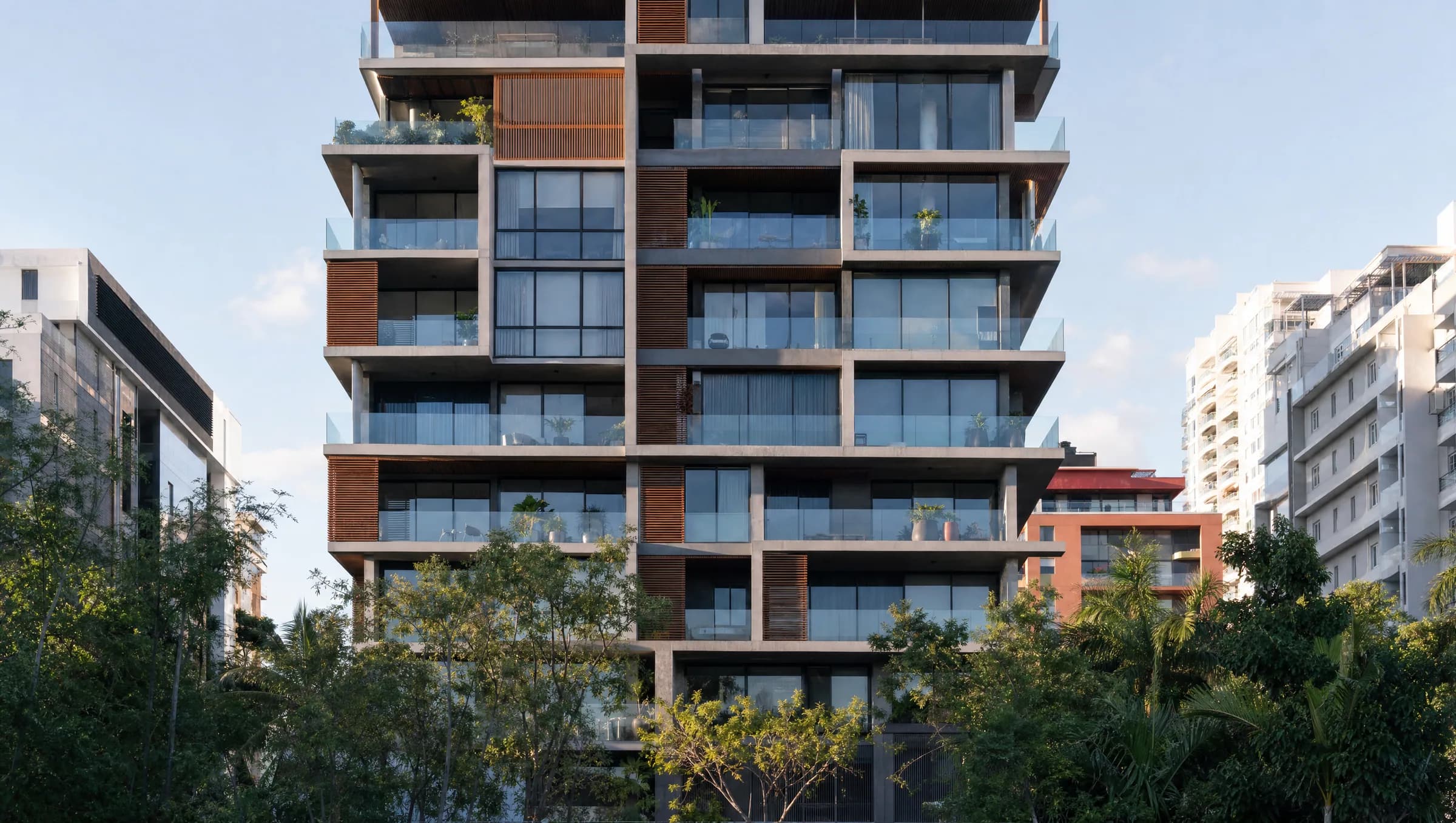 Fachada de edificio residencial moderno en Piantini mostrando diferentes tipos de apartamentos con balcones de cristal