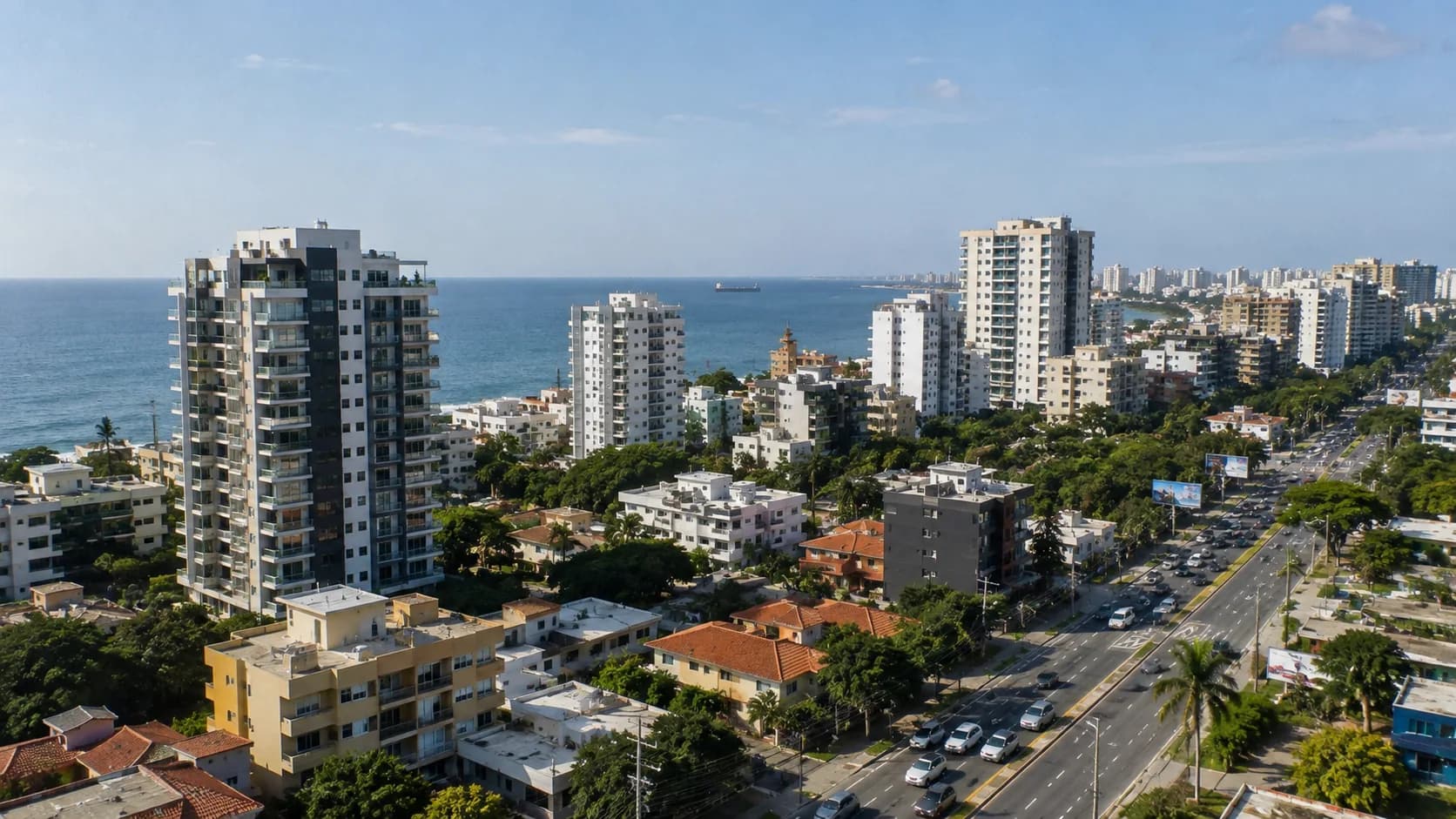 Vista aérea de edificios de apartamentos frente al mar en Santo Domingo