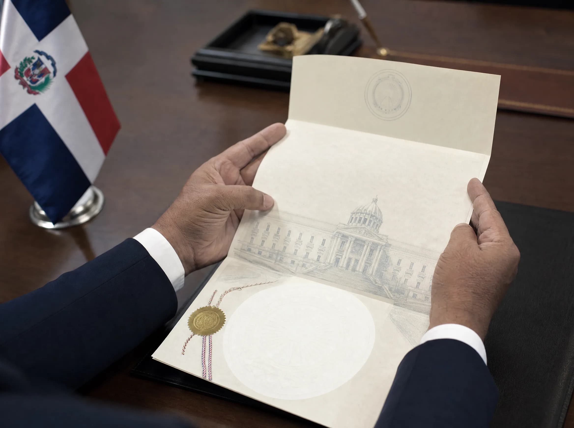 Manos sosteniendo documento de poder consular firmado en consulado dominicano, mostrando el proceso legal para compra de propiedades a distancia