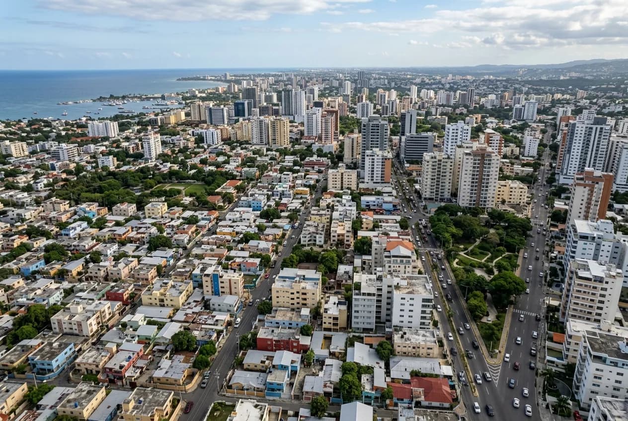 Vista aérea del paisaje urbano de Santo Domingo mostrando diferentes zonas residenciales y torres de apartamentos en República Dominicana