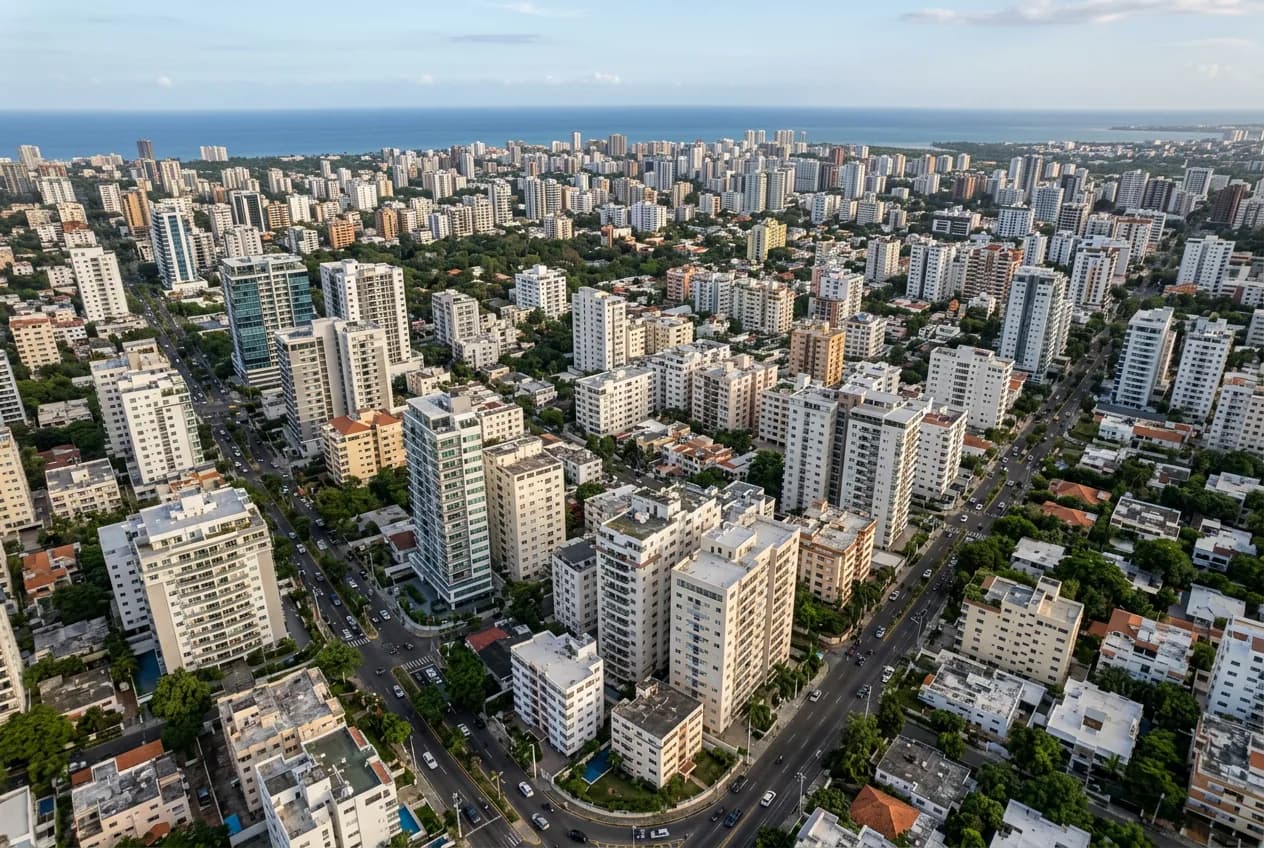 Vista aérea de barrios residenciales de Santo Domingo mostrando los límites difusos entre sectores como Piantini, Naco y Paraíso con torres de apartamentos modernos