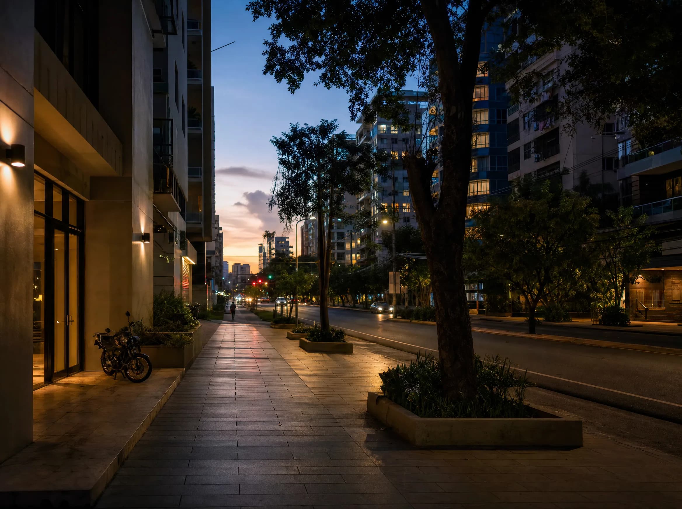 Calle iluminada en Evaristo Morales al anochecer mostrando edificios residenciales y corporativos típicos del sector